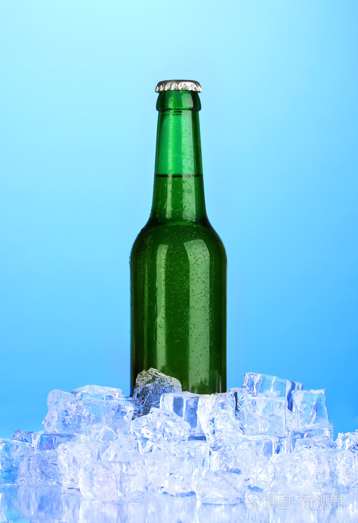 在蓝色背景上的冰啤酒瓶