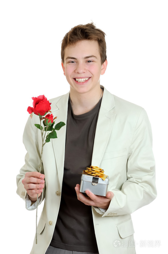 情人节小伙子手持玫瑰和礼物在白色背景的肖像
