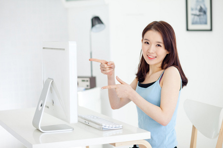 使用电脑的快乐亚洲年轻女人