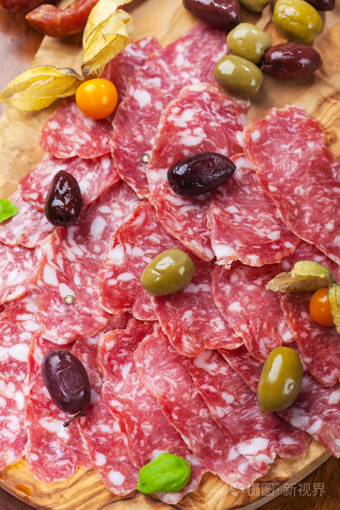 传统意大利萨拉米香肠用橄榄