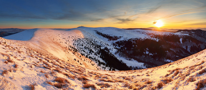 冬山全景风景在日落斯洛伐克fatra