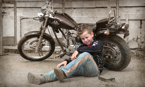 在摩托车上的男孩