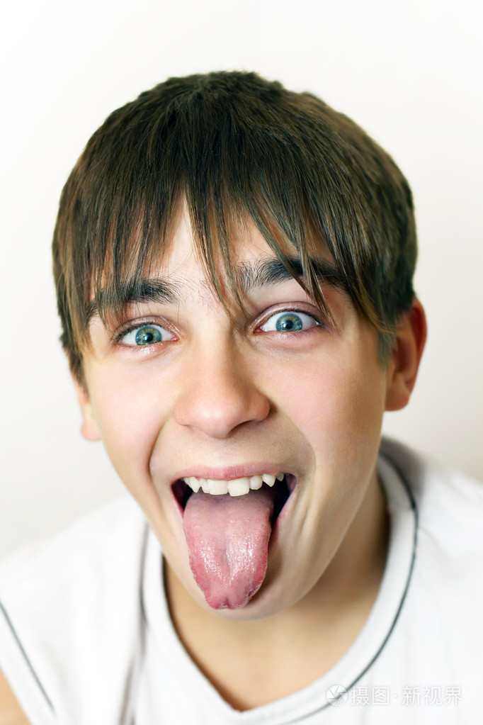男生吐舌头的照片图片