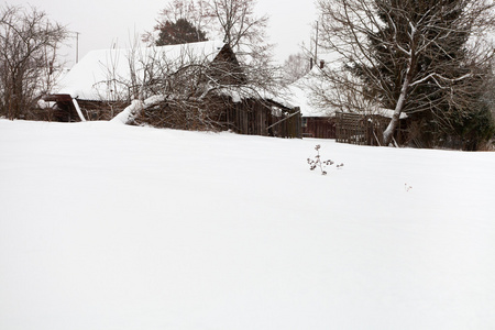 大雪覆盖乡村木屋村