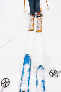 宽滑雪板和雪橇在雪中运行