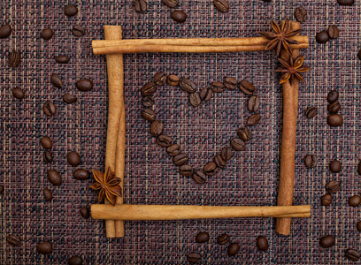 肉桂棒框架中的咖啡豆的心脏