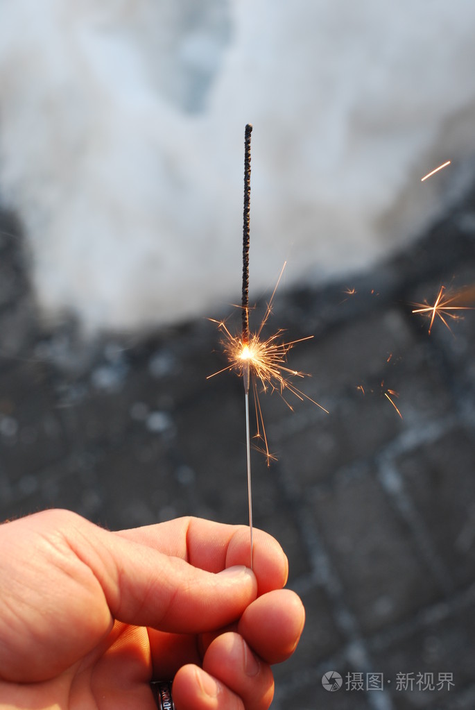 在男人的手电光花