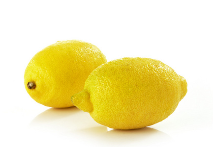 两个新鲜柠檬