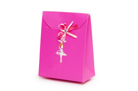 在白色背景上的单个粉红色礼品盒