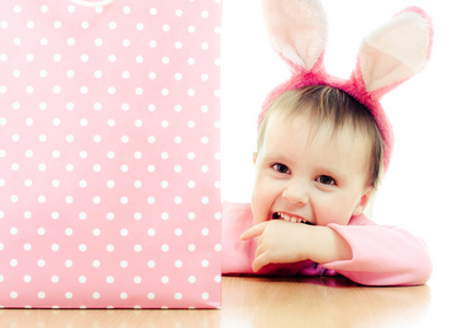 小女孩用粉红耳朵的兔子和袋