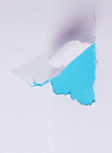 撕的纸与蓝色背景图片