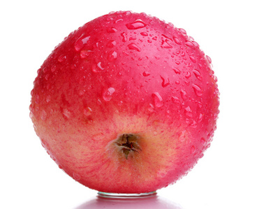 熟透的红苹果，加上白色隔离的滴