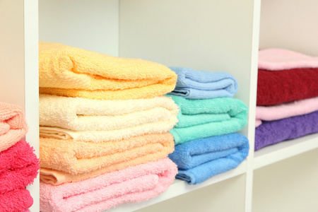 在浴室的架子上多彩毛巾