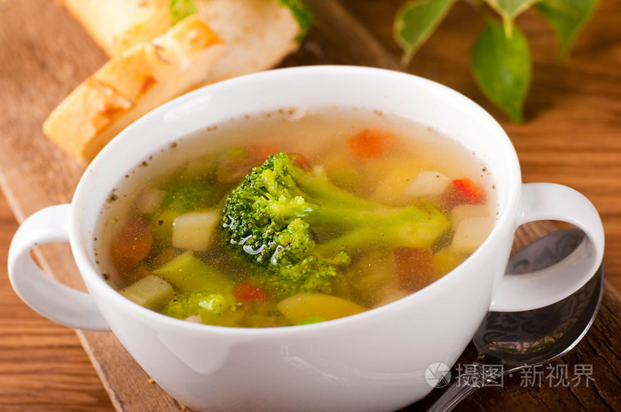 蔬菜西兰花汤和胡萝卜面包与小茴香