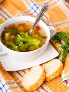 蔬菜西兰花汤和胡萝卜，面包与小茴香