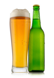 玻璃和瓶啤酒被隔绝在白色