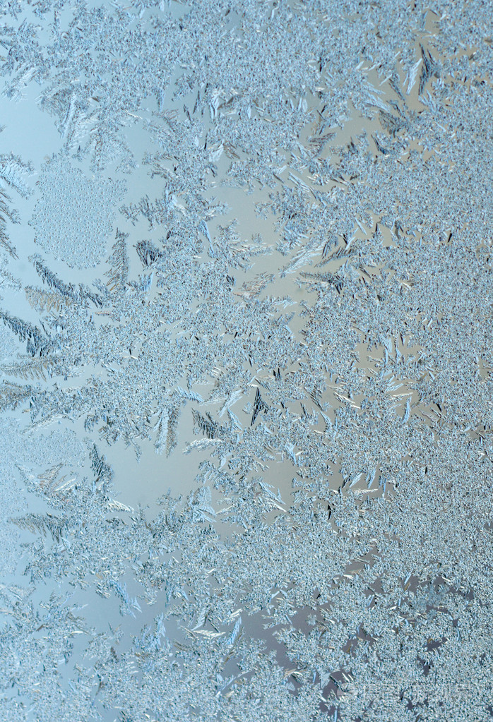 严寒的冬天玻璃上