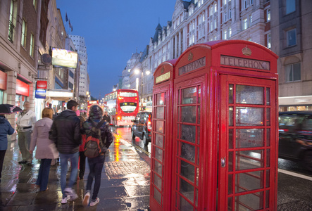 在经典的伦敦街道上的红色电话亭