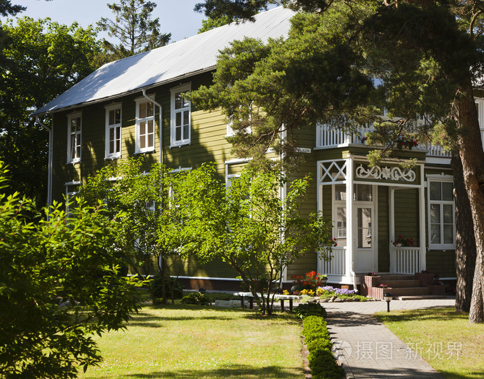 大绿色乡间别墅