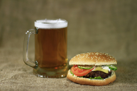 汉堡包和啤酒图片