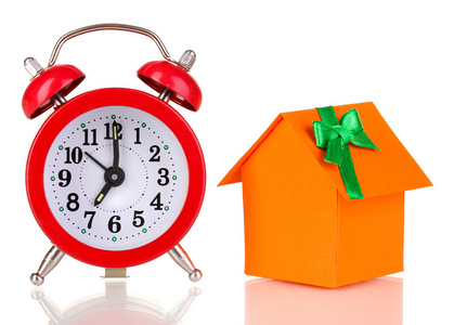 小房子,有闹钟白底隔离照片