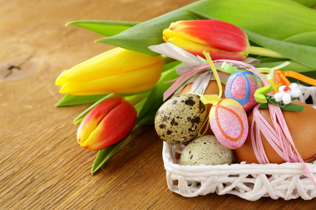 装饰的蛋和春天鲜花郁金香符号的复活节假期