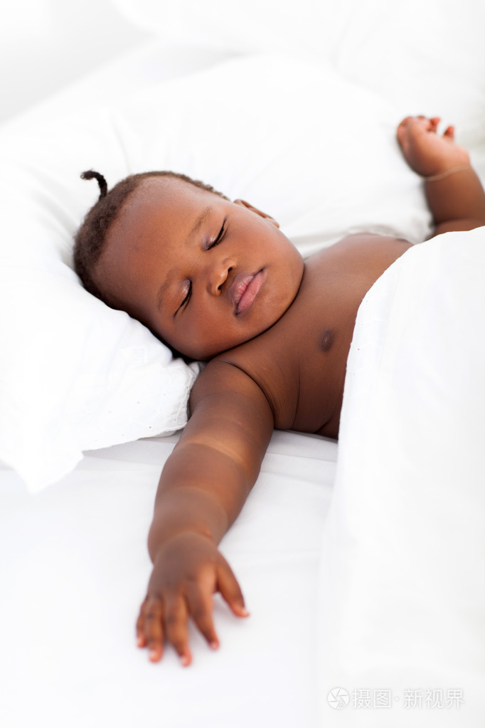 可爱的非洲裔美国小男孩睡在床上