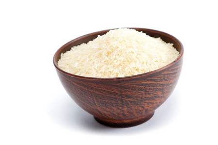 粒中孤立在白色背景上一碗米