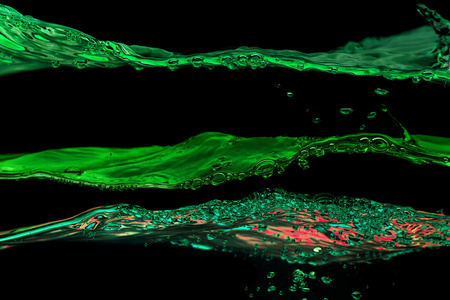 水波绿上一个黑色的背景的颜色照片