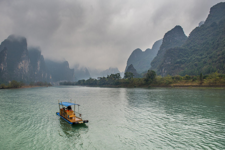 甲米，用长长的尾巴小船泰国海滩场景