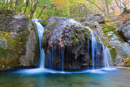 对山区河流水栅