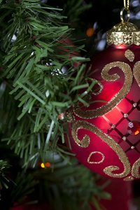 裁剪的闪亮红色圣诞灯泡挂在圣诞节上视图 tr
