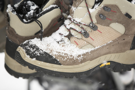 成双的登山靴在雪上图片