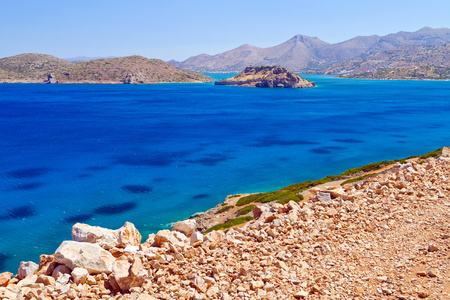 turquise 水的 mirabello 与 spinalonga 岛屿湾