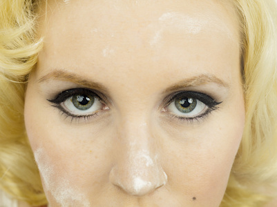裁剪图像的女人脸上用脸上的面粉