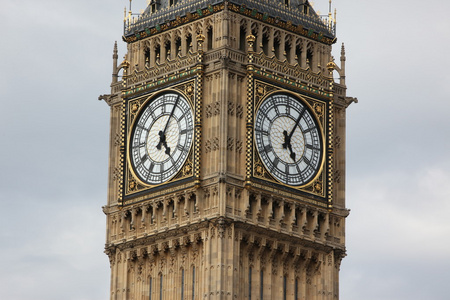 大笨钟塔对蓝蓝的天空联合的英格兰王国的关门