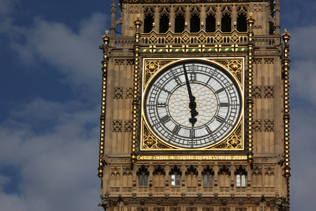 大笨钟塔对蓝蓝的天空联合的英格兰王国的关门