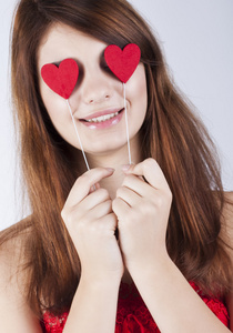 黑发女孩用红色的心