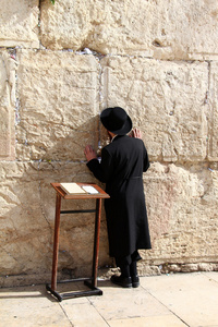 一个重要的犹太宗教站点，在耶路撒冷，以色列在哭墙祈祷的犹太人敬拜