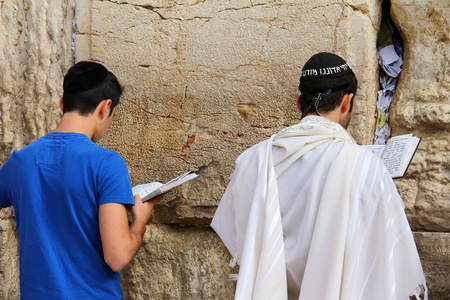 一个重要的犹太宗教站点，在耶路撒冷，以色列在哭墙祈祷的犹太信徒