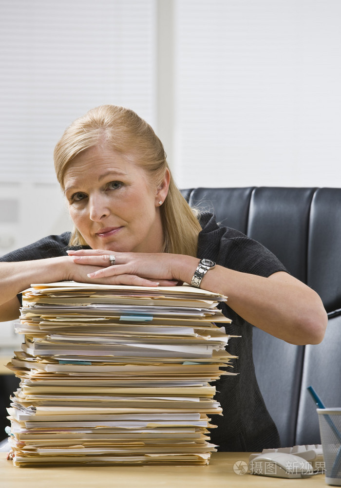 在办公室与文书工作中的女人