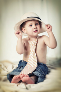 这个小男孩的帽子和领带的肖像