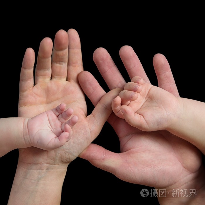 一家人的手里照片-正版商用图片1b819w-摄图新视界
