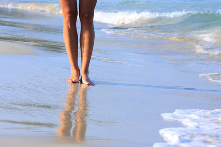 在海滩上的双腿