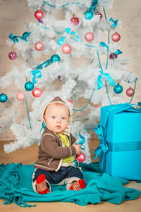 一个婴儿在圣诞树礼物