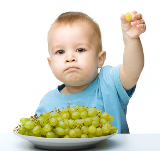 小男孩在吃葡萄