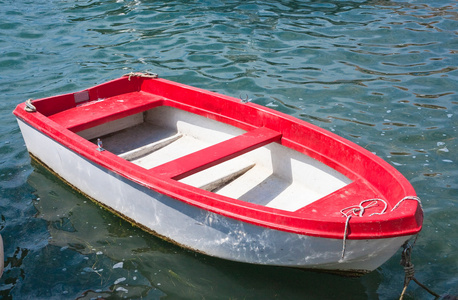 红色和白色的小船在水面上