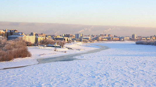 城市景观冬季额尔齐斯河上。鄂木斯克的中心。俄罗斯