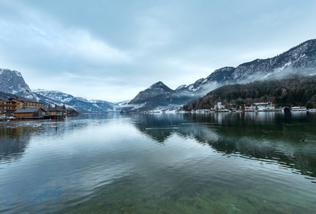 高山冬季湖景