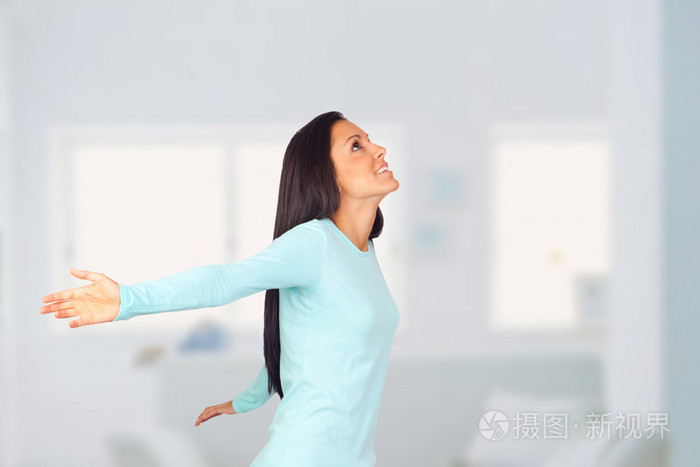 快乐的女人敞开双臂